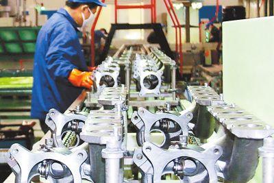 2月14日,位于内乡县产业集聚区的南阳飞龙汽车零部件有限公司,工人们